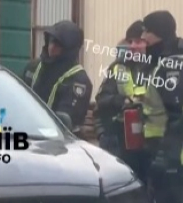 Появилось видео, как патрульные в Киеве бьют огнетушителем по легковушке: в полиции объяснили ситуацию