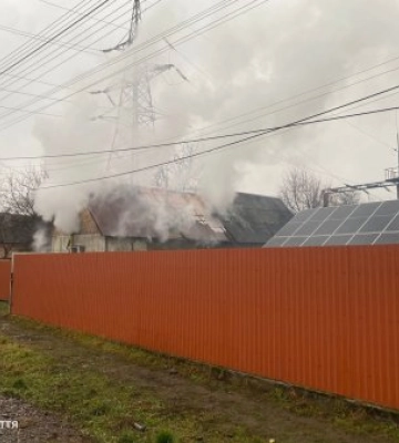 Пожежу в Сваляві ліквідували за пів години: вогонь не дістався до сонячних панелей