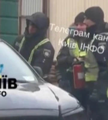 Патрульные в Киеве били огнетушителем по легковушке: в полиции объяснили ситуацию