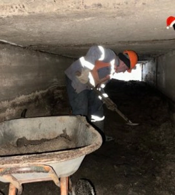 У Миколаєві очищають стратегічний для Заводського району дощовий колектор