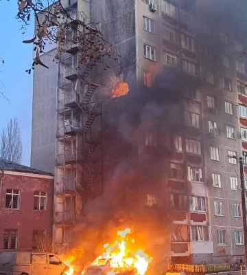 Ворог атакував Чернігів: є влучання в багатоповерхівку – горить одна з квартир (оновлено) (Відео)