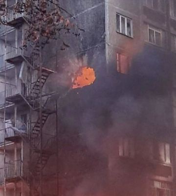 Ворог атакував Чернігів: є влучання в багатоповерхівку – горить одна з квартир (оновлено) (Відео)