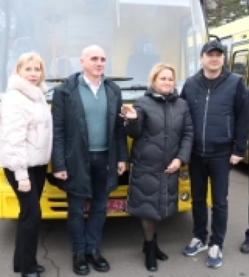 Комфортні та інклюзивні: Миколаїв отримав нові шкільні автобуси