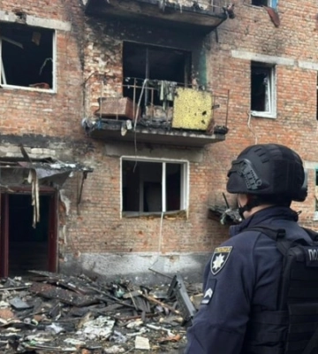 У Чернігові блія будинку, в який ударив «Шахед», розгорнули «пункт незламності» – влада