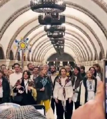 Спели Щедрика в метро Киева: посольства трех стран поздравили украинцев с праздниками