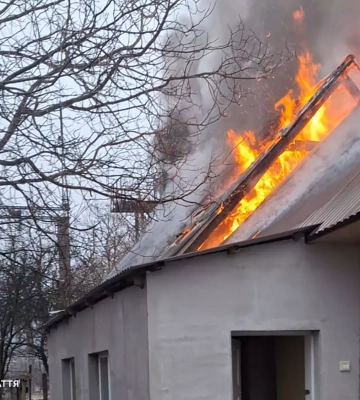У Сваляві горів житловий будинок: рятувальники зберегли сонячні панелі