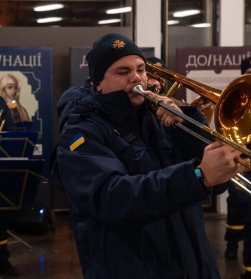 Працівники західних посольств заспівали «Щедрика» у київському метро – відео