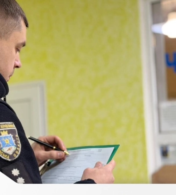 У Миколаєві неповнолітня дівчина знімала відео у поліцейському однострої з іграшковим пістолетом