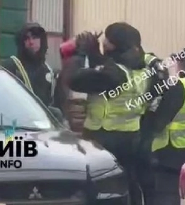 У Києві патрульні вогнегасником вибили вікно автомобіля та затримали його водія. ВIДЕО