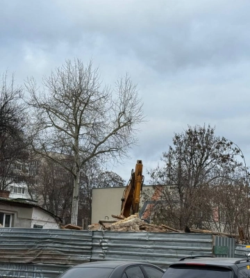 Сторічну будівлю Черкас, яку зруйнувала «Надія», частково арештували