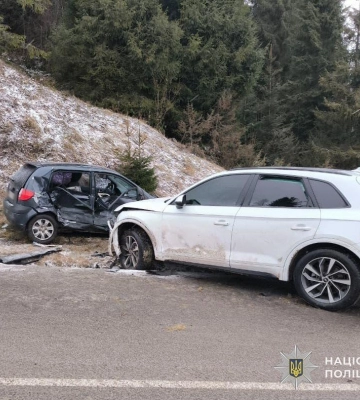 На Львівщині внаслідок зіткнення авто до реанімації потрапив 15-річний пасажир, - ФОТО