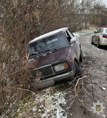 Викрав за ніч дві автівки і скоїв дві ДТП: на Вінниччині затримали чоловіка, який може бути причетним до правопорушень