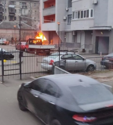 У Києві спалахнув генератор – вогонь перекинувся на фасад житлового будинку, фото