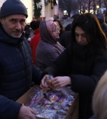 Свято перемоги світла над темрявою: у Миколаєві запалили перші ханукальні вогні