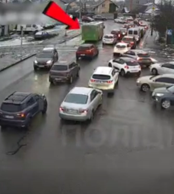 У Києві водій маршрутки об’їхав затор зустрічною смугою: відео