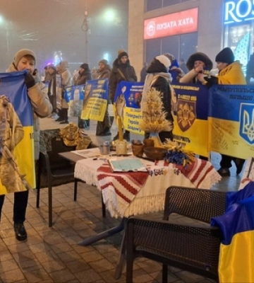 Накрили стіл полоненим: Луцьк долучився до акції «Чекаю тебе додому на Різдво» (фото, відео)