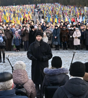 Скорботна коляда на полях почесних поховань у Львові. Фото дня