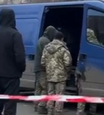 В Днепре мужчина напал с ножом на военных ТЦК, во время задержания произошла стрельба — видео
