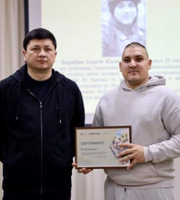 Виталий Ким передал сертификаты на жилье 25 семьям защитников и защитниц