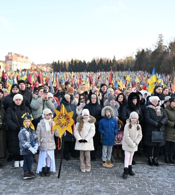 Скорботна коляда на полях почесних поховань у Львові. Фото дня
