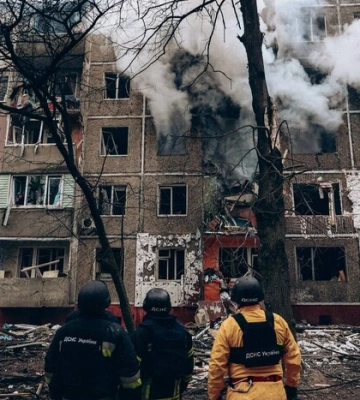 Удар по чернігівській багатоповерхівці: патрульні показали перші хвилини після атаки