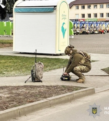У Сарнах на центральній площі перевіряли підозрілу валізу