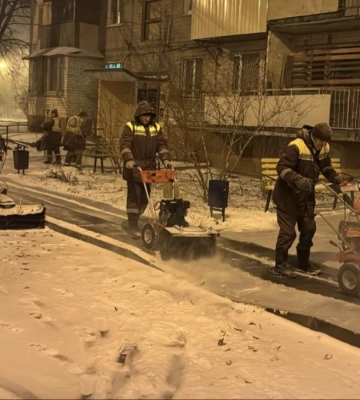 У Харкові комунальники з ночі почали усувати наслідки снігопаду