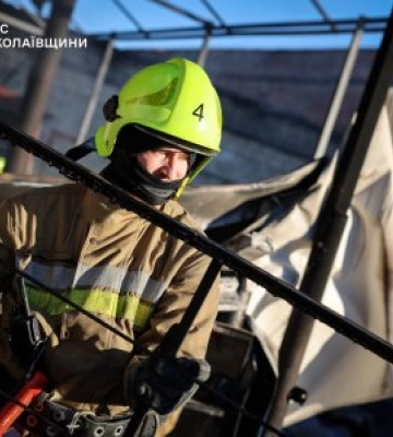 У місті Миколаєві вогнеборці ліквідували пожежу на території транспортної фірми