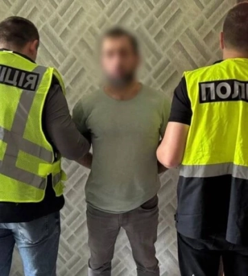 У Києві винесли вирок іноземцям, які пограбували перехожого, погрожуючи гранатою