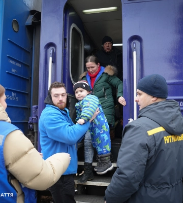 До Мукачева евакуаційним поїздом із Дніпропетровщини прибули 9 людей