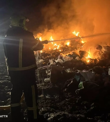 Пожежа на сміттєзвалищі в Рахові: вогнеборці ліквідували займання