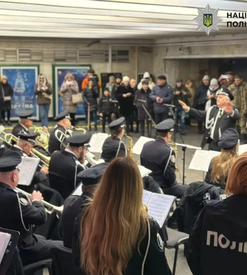 Музыка и подарки: столичные полицейские поздравили пассажиров метро с праздниками