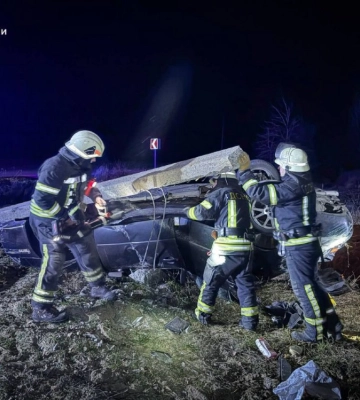 На Київщині легковик зніс електроопору та перевернувся: рятувальники вирізали загиблого з авто (ФОТО)