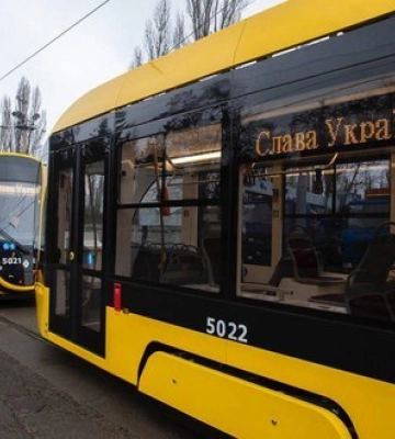 У Києві відновили рух трамваїв і автобуса на Подолі: що відомо про маршрути