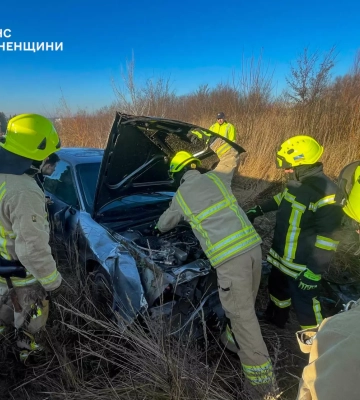 У Рівному авто злетіло з дороги і перекинулось