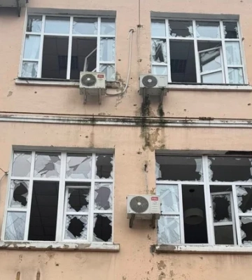 У Києві російський обстріл пошкодив одну із будівель МОН