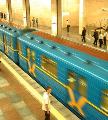 У Києві поїзди метро на червоній лінії курсують зі змінами