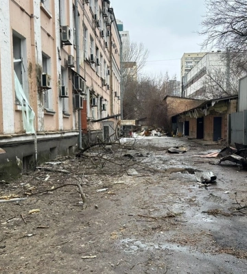 У Києві російський обстріл пошкодив одну із будівель МОН