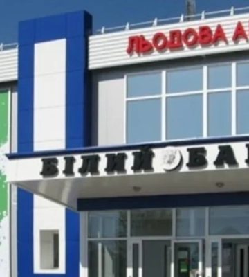 «Нелюди уничтожают все». В Белой Церкви из-за атаки РФ повреждена ледовая арена: пришлось отменить турнир среди детей — видео
