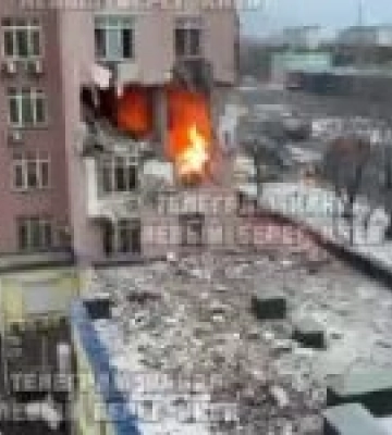 Діра у будинку Києва після атаки російського шахеда