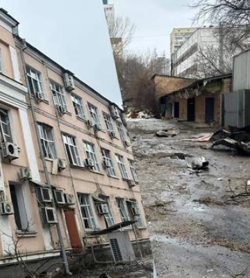 Выбитые окна и изуродованный фасад: в Киеве из-за атаки поврежден корпус одного из министерств