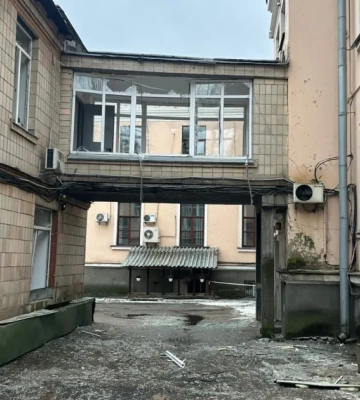 У Києві російський обстріл пошкодив одну із будівель МОН