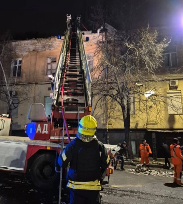 Ввечері безпілотник влучив у дах 2-поверхового житлового будинку в Одесі