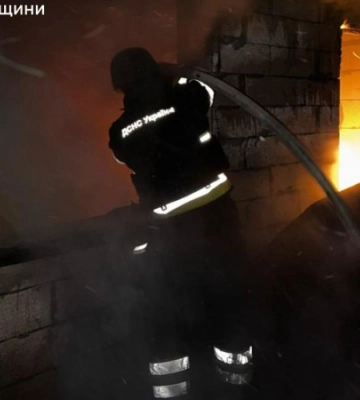 Росіяни завдали удару по Херсону: виникли пожежі, постраждала цивільна