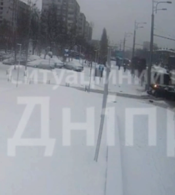 ДТП біля зупинки: у Дніпрі авто знесло з дороги