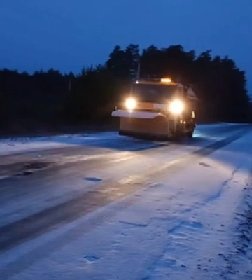 Посипали автошляхи вночі і вранці: на волинські дороги виїхала спецтехніка (відео)
