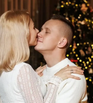 Чудова сім'я: дружина футболіста Шахтаря Івана Петряка поділилася романтичним фото з чоловіком