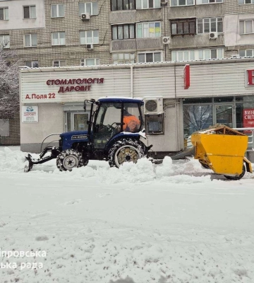 ДТП біля зупинки: у Дніпрі авто знесло з дороги