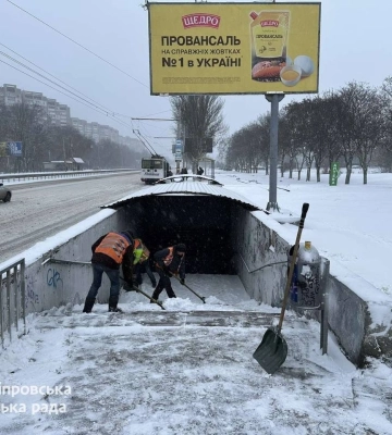 У Дніпрі комунальні служби зночі прибирають автошляхи, тротуари та пішохідні переходи
