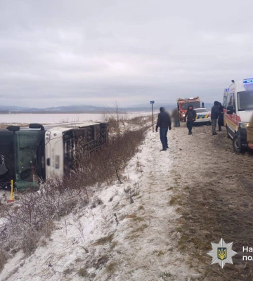 На Прикарпатье перевернулся автобус с людьми: есть погибший и много раненых (видео)